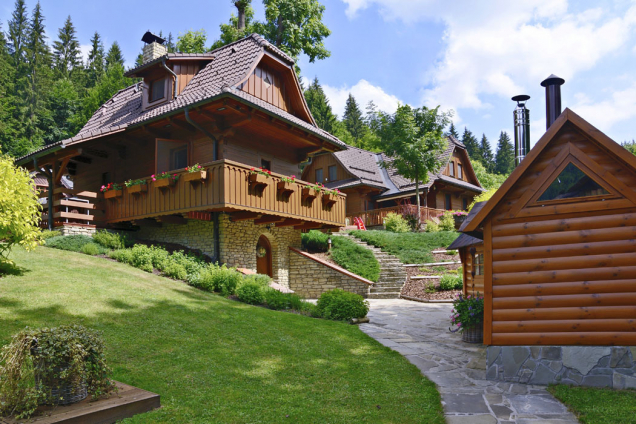 Chaloupky u Pařízků nabízejí nejen ukázku tradiční architektury, ale i bohaté možnosti venkovních aktivit pro dospělé a zejména děti.