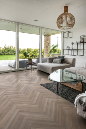 Kährs minerální podlahy SPC, kolekce Wood Herringbone Design, dekor Whinfell vzor rybí kost_(Zdroj KPP)