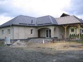Materiálem použitým na stavbu stěn domu jsou duté cihly Porotherm