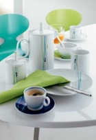 Čajový a kávový servis z kolekce Loft balance (Thomas Rosenthal group) obsahuje šálky na espresso a čaj, dózu na mléko, cukřenku a podšálky, porcelán, cena misky 545 Kč, hranatý talíř 745 Kč, cukřenka 625 Kč, konvice na čaj 3 859 Kč, POTTEN & PANNEN
