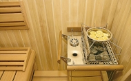 Sauna není jen o horku a pocení, ale i o osvěžujících vůních, jaké dovede zprostředkovat napíklad topidlo s miskou a plátky citronu (SALUS)
