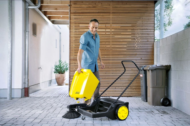 Robustní mechanický zametací stroj S 750 je určen pro zametání chodníků, garáží, teras a ploch kolem domu. Zametání je až 15x rychlejší než s běžným koštětem (KÄRCHER)