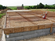 Další den se nainstalovaly kari sítě a vše bylo připraveno na vylití desky betonem