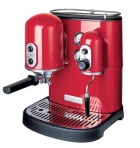 Přístroj na espresso Kitchen Aid Ariston, objem vodní nádržky 2 l, funkce horké páry, ohřívání šálků, dávkování kávy. Cena 28 900 Kč, POTTEN & PANNEN