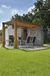 Pergola v zahradě stylem i materiály navazuje na architekturu domu