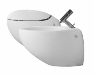 Závěsný klozet s odnímatelným sedátkem s poklopem a bidet z řady Il Bagno Alessi One (LAUFEN), ceny: klozet 31 350 Kč, bidet 19 541 Kč, LAUFEN BATHROOM
