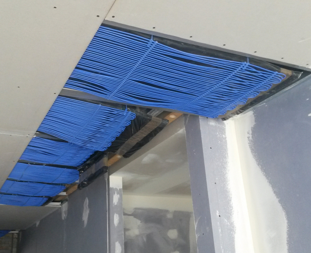 Detail desky Knauf Thermoboard Plus - částečky grafitu v sádrovém jádře významně zlepšují tepelnou vodivost desky. (Zdroj: Knauf)