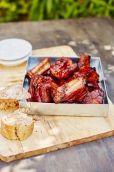 Recept na víkend: BBQ vepřová žebírka v pivní marinádě (Zdroj: Kniha o pivu, vydal SmartPress)