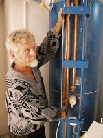 Duchovním otcem sídliště v Koberovech je Petr Morávek (ATREA). Ten odhaluje "energetické srdce" pasivního domu: ze štíhlého, ještě nezaizolovaného zásobníku o objemu 650 litrů směřuje teplá voda do rekuperační jednotky, pomocí níž se celý dům horkovzušně vytápí. Ohřev vody zajistí podle potřeby elektrokotel, solární systém a krbová kamna, k jejichž provozu stačí 1 metr krychlový dřeva ročně
