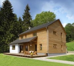 Dřevěné obložení domu je opatřené postaršujícím nátěrem