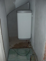 Kvůli špatně udělanému vývodu z bojleru zatekla Viktorovi voda až na základovou desku domu