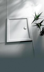 Keramické sprchové vaničky Terra s hloubkou pouhých 3,5 cm vycházejí vstříc rostoucí poptávce po nízkoúrovňových instalacích. Nabízejí se ve čtvrtkruhovém provedení s čelním panelem, 90 x 90, 100 x 90, 100 x 100 a 120 x 90 cm. Cena se pohybuje od 18 279 do 26 465 Kč (KERAMAG/SANITEC)