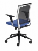 Pracovní židle Kosmo, design a výroba Kastel (š. 65 cm, v. sedáku 44-55 cm, v. 89/102 cm), černá konstrukce, sedák v látce, záda síťovina, cena 17 210 Kč, A.M.O.S. DESIGN