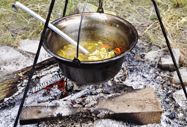Jídlo uvařené v kotlíku na ohýnku chutná vždycky lépe. Živá energie ohně a dřeva je jeho součástí. Pokud nevěříte, znamená to, že jste to ještě nevyzkoušeli.