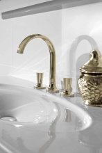 Tříotvorvá baterie ze série La Fleur (VILLEROY &amp; BOCH) byla navržena pro romantickou kolekci sanitární keramiky a nábytku La Belle. Vyrábí se ve variantě bez dekoru nebo s dekorem, v povrchové úpravě chrom nebo champagne, cena 26 615 Kč, KREINER EXKLUSIV.