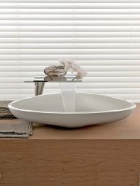 Umyvadlo a páková baterie z kolekce Massaud (AXOR), cena baterie 33 642 Kč, HANSGROHE.