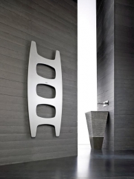 V různých barvách se vyrábí designový radiátor Movie (CORDIVARI), cena (bez DPH) 45 600 Kč, IL BAGNO.
