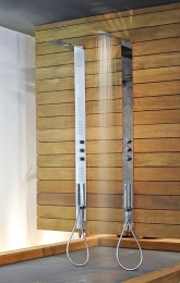 V minimalistickém designu jsou pojaté sprchové sloupy Tre millimetri (GESSI), cena (bez DPH) cca 85 000 Kč, BATH4YOU.
