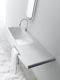Umyvadlo Goccia (MASTELLA DESIGN), cena (bez DPH) podle rozměru od 89 700 Kč, baterie Goccia (GESSI), cena (bez DPH) v bílém provedení od 21 000 Kč, BATH4YOU.