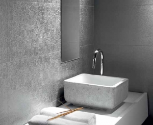 Série Nanoelectric silver (APAVISA), dekor (60 x 60 cm), cena 8 056 Kč/m², základní obkládačka natural (30 x 60 cm), cena 7 567 Kč/m², OBKLADY VILÍMEK.
