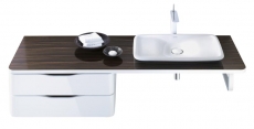 Kolekce PuraVida, skříňka pod umyvadlo s deskou a madlem, 49 290 Kč (Duravit), umyvadlo, 11 160 Kč, baterie (Hansgrohe), 14 910 Kč, RICHTER + FRENZEL