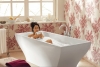 Volně stojící duo vana z kolekce La Belle (VILLEROY &amp; BOCH) s netradičním tvarem a komfortní velikostí 180 x 80 cm, materiál Quaryl, dodává se i ve vestavné verzi, cena 142 500 Kč, KOUPELNY PTÁČEK.