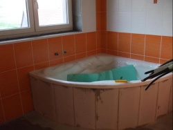 S obložením koupelny a WC pomohl Nadě kamarád