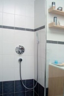 Minimalistickému pojetí odpovídá i podomítková sprchovací sada se subtilní ruční sprchou (Axor Starck, Hansgrohe, cena 9 920 Kč)