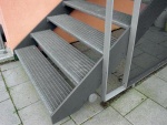 Přímé rameno kovového schodiště s roštovými stupnicemi montovanými do plné schodnice připomíná klasickou konstukci dřevěných schodišť