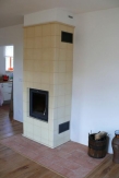 Pro krb manželé zvolili krbovou vložku s kachlovou obestavbou ve stylu starých kamen