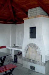 Chcete-li posedět u venkovního krbu i za deště, celé zákoutí zastřešte (SILAK Chrudim, cena cca 58 000 Kč)