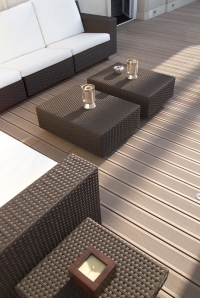 Krásná terasa z plných woodplastic® prken Silva palisandr.