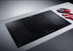 Varná deska díky autosenzoru ohlásí, jakmile voda začne vařit. Zároveň automaticky sníží výkon. Doporučená maloobchodní cena 90cm indukční varné desky ESPIF 8950 IN je 27 990 Kč včetně DPH a PHE.