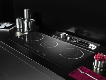 Indukční varná deska ACM 705 (WHIRLPOOL) atypického tvaru s třemi plotnami rozdílných velikostí, možnost volby mezi typem s rámečkem a bez rámečku, cena 19 990 Kč, WHIRLPOOL.