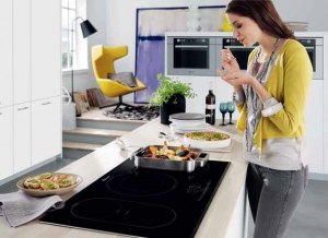 Indukční varná deska Bauknecht ETPI 8950 IN o šířce 86 cm je vybavena senzory, které automaticky hlásí dosažení bodu varu a sníží výkon, popř. rozeznají prázdný hrnec a varnou zónu vypnou. Tlačítko Pauza pak udržuje stálou teplotu po dobu až 30 minut. Doporučená cena je 29 990 Kč.