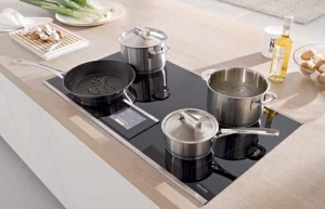 Nová indukční deska Miele FlexTouch KM 6395 o šířce 90 cm umožňuje vařit až v 5 různých nádobách zároveň, deska automaticky „pozná“ polohu i velikost hrnce. Pracuje ve 3 režimech – výkon varných zón lze nastavovat individuálně, rozdělit varné pole na 3 zóny o různých teplotách nebo nastavit jednotný výkon pro celou plochu. Cena cca 119 000 Kč.