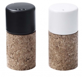 Slánka a pepřenka (Normann Copenhagen), keramika/korek, cena 855 Kč, www.naoko.cz.2/ Slánka a pepřenka (Normann Copenhagen), keramika/korek, cena 855 Kč, www.naoko.cz