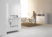 Myčka nádobí G 5985 SCVi XXL, osvětlení vnitřního prostoru Brilliant Light, hlučnost 41 dB, AutoClose − automatické zavírání dvířek, spotřeba 10 l vody, 0,83 kWh el. energie, automatický program: spotřeba od 7 l, o 20 % úspornější než energetická třída A, cena 62 990 Kč, MIELE.