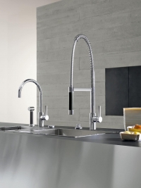 Kuchyňská páková baterie Tara Ultra (Dornbracht), design Sieger Design, výška baterie 39,3 cm, chrom nebo platina mat, cena od 13 338 Kč, vytahovací dřezová sprcha, cena od 9 470 Kč, vpravo páková baterie Profi (Dornbracht), design Sieger Design, výška baterie 67,5 cm, klasický a sprchový proud, chrom nebo platina mat, cena od 26 324 Kč, AGENTURA KRAMÁROVÁ.