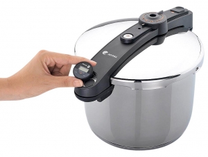 Tlakový hrnec Chef s odnímatelným časovačem, cena (6 l) 2 999 Kč, (4 l) 2 499 Kč, (duo kombinace) 3 999 Kč, FAGOR ELEKTRO.