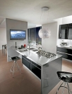 Šikovný nápad jak využít zeď za varným ostrůvkem kuchyně SCAVOLINI, CORRECT INTERIOR.