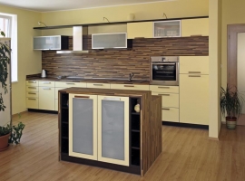 Moderní a jednoduché linie mají kuchyňská dvířka z materiálu MDF s fólií vanilka. Pracovní deska, korpusy a obklad zadní stěny z materiálu Woodstock. Cena sestavy (bez DPH a montáže) 129 750 Kč