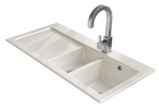 Velký (100 x 51 cm) keramický dřez Subway XR (VILLEROY &amp; BOCH) se kromě bílé barvy nově nabízí i v odstínu Moonshine s perleťovým efektem a vysokým leskem. Tuto úpravu lze objednat u dřezů z řady Timeline a Subway, cena dřezů od 23 770 Kč, SYKORA HOME 