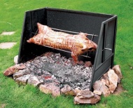 Celé sele opečete na jednoduchém grilu poháněném elektromotorem (Mountfield, cena 594 Kč)