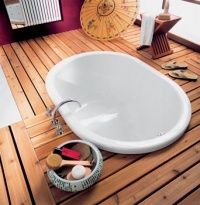 Unikátní vana Kusatsu Pool se zaměřením na kvalitu japonské koupele, design Ettore sottsass, mimořádná hloubka 81 cm (rozměry 140 x 100 x 81 cm), cena 142 520 Kč, KALDEWEI