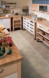Dlaždice Lago z programu Kentaur, 30 x 30 cm, doporučená cena 372 Kč/metr čtvereční, bordura 30 x 10 cm z téhož programu, doporučená cena 145 Kč/ks (LASSELSBERGER)