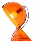 2. Stolní lampa Dalu, plast, 18,4 x 26 x 18,4 cm, Artemide, www.selene-artemide.cz