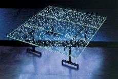 LED diody integrované do čirého skla patří k originálním nápadům Ingo Maurera. Stůl je z limitované edice (UNI LIGHT)