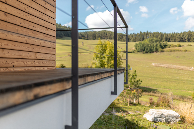 Dům ukrytý mezi horami u Žiliny vyniká propojením architektury s okolím. Celkové vyznění přirozenosti a jednoduchosti podtrhuje i projekt zahrady, která je inspirována původními rostlinami a dřevinami. I když původně chtěl majitel použít dřevo i při výstavbě domu, pro atypicky tvarovaný dům se jako mnohem vhodnější ukázal pórobeton Ytong. (Zdroj: Xella CZ)