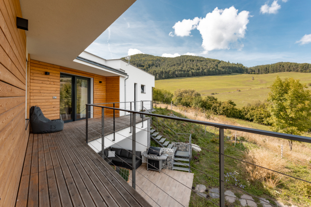Dům ukrytý mezi horami u Žiliny vyniká propojením architektury s okolím. Celkové vyznění přirozenosti a jednoduchosti podtrhuje i projekt zahrady, která je inspirována původními rostlinami a dřevinami. I když původně chtěl majitel použít dřevo i při výstavbě domu, pro atypicky tvarovaný dům se jako mnohem vhodnější ukázal pórobeton Ytong. (Zdroj: Xella CZ)